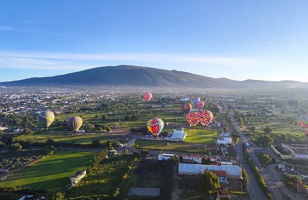 Flight in Teotihuacan Hot Air Balloon with Transportation and Breakfast
