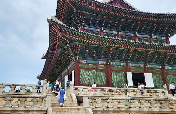 Seoul Day Tour: Gyeongbokgung Palace, Bukchon, Gwangjang Market