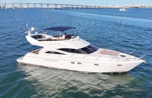 Luxury Yacht Tour 60' 13 pax to Star Island and Fisher Island