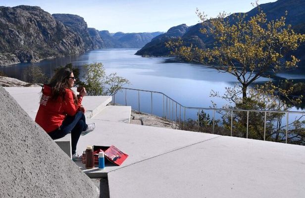 Stavanger: Lysefjord Minibus Tour and Optional Speedboat Safari