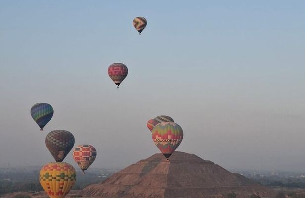 Teotihuacan balloon flight + transportation + cave breakfast.