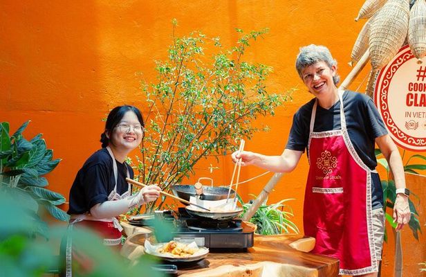 Private Hanoi Cooking Class and Market Tour with Hotel Transfers