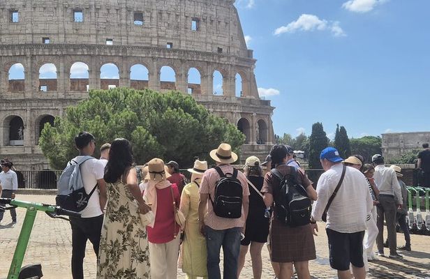 Colosseum Roman Forum and Palatine Hill small Tour