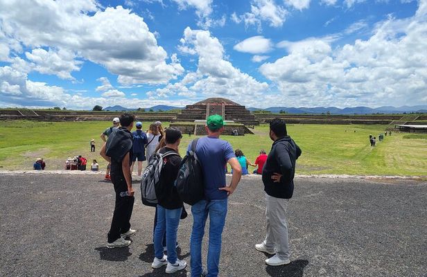 Teotihuacan Pyramids VIP Tour without Commercial Stops