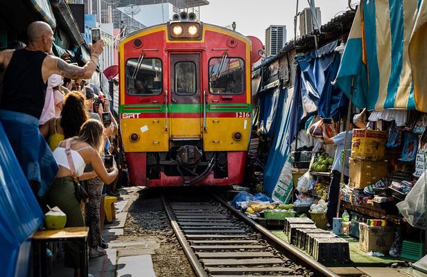 Private Tour to Railway and Floating Markets with Simple Brunch
