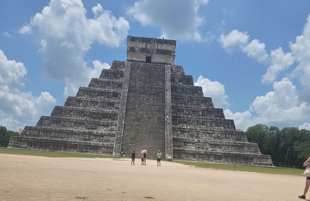 Chichen Itza Day Tour with Breakfast and Drinks Included