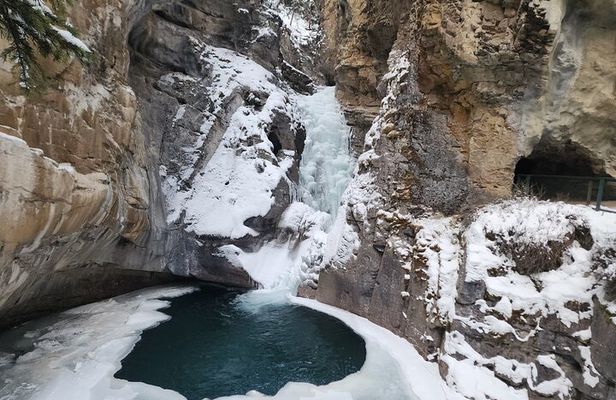 Johnston Canyon: Frozen Falls Private Tour
