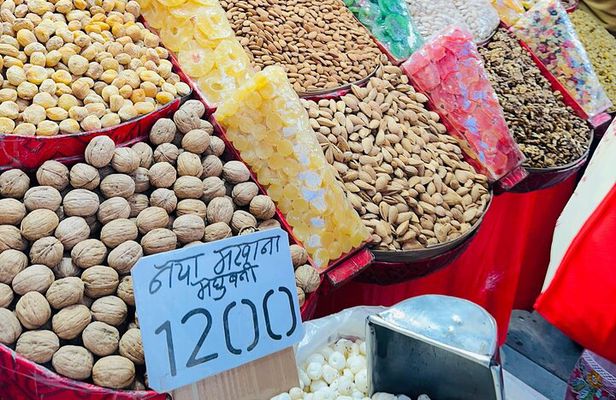 Customized Full Day Delhi Shopping Tour with Female Guide