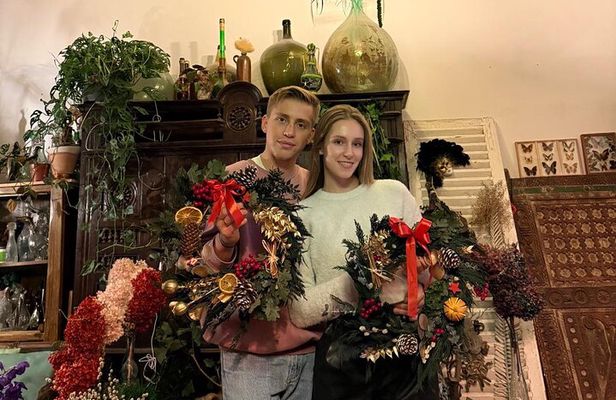 Creat your everlasting Christmas wreath with hot drink