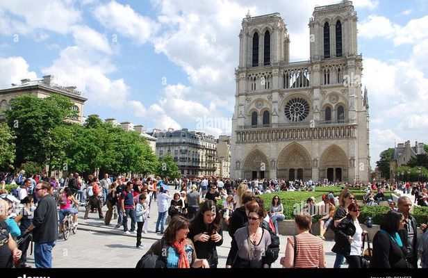 Paris Origins Île de la Cité Walking Tour With Crypt Access