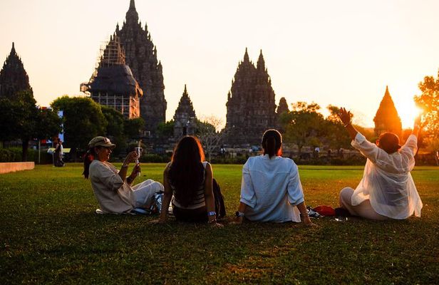 Prambanan Temple Sunset and Ramayana Ballet All In Private Tour