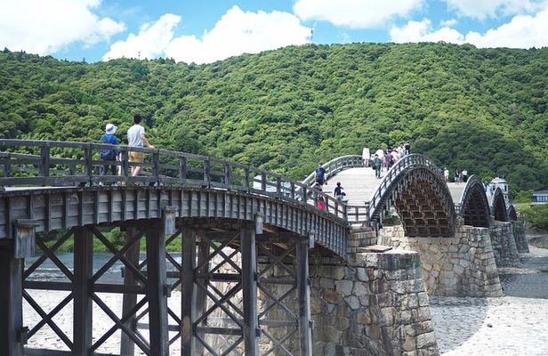 Iwakuni Tour from Hiroshima with Sake Tasting and Sushi Making