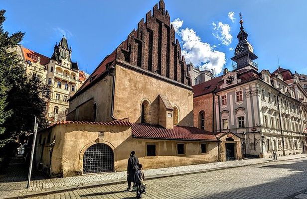 Jewish Prague: Guided Tour with Synagogues & Cemetery Entry