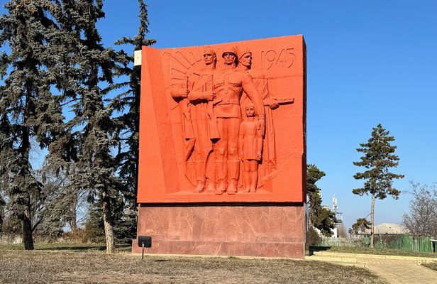 Soviet Chisinau Walking Tour (with lunch, drink & entrance fees)