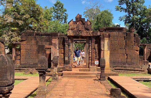 Private Banteay Srei and Roluos Group Temple Tour