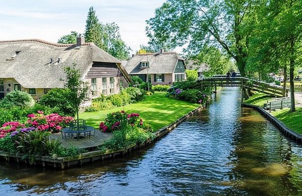 Giethoorn Luxury Private Bus Tour + Zaanse Schans (7 guests)