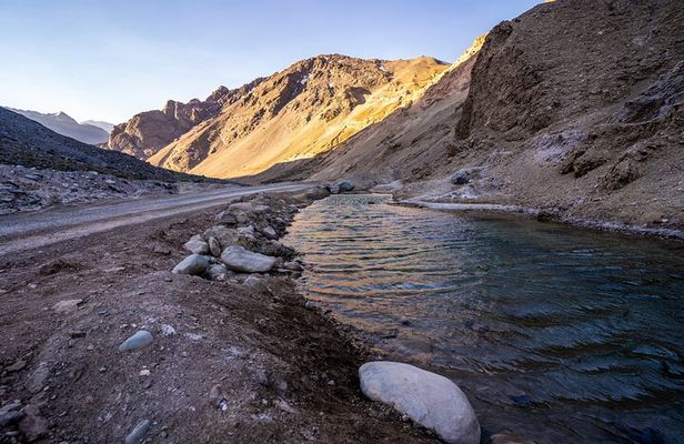 Reservoir Thermal Hill and Picnic Tour from Santiago