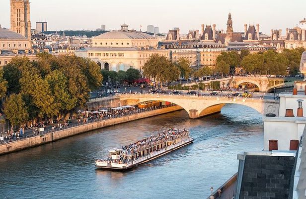 Bateaux Mouches 1 Hour Seine River Cruise with Live Commentary