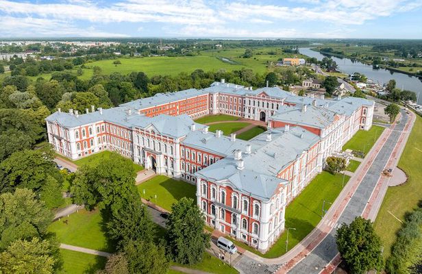 Hill of Crosses, Jelgava and Jurmala Private Day Tour from Riga