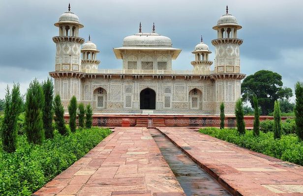 From Delhi: Sunrise Taj Mahal and Agra Tour with Guide & Tickets