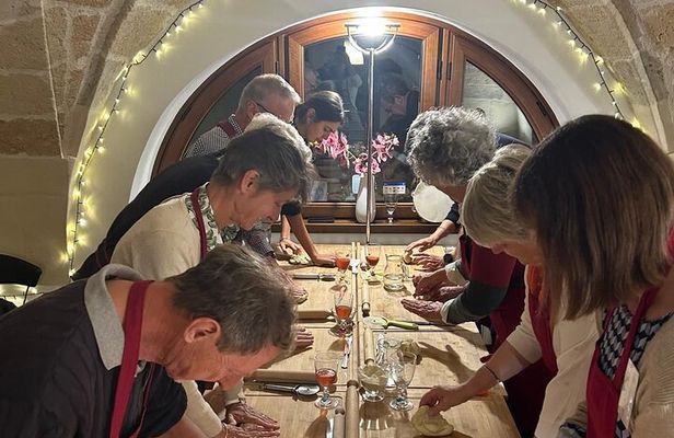 Cooking class with family and in the garden of an old boathouse