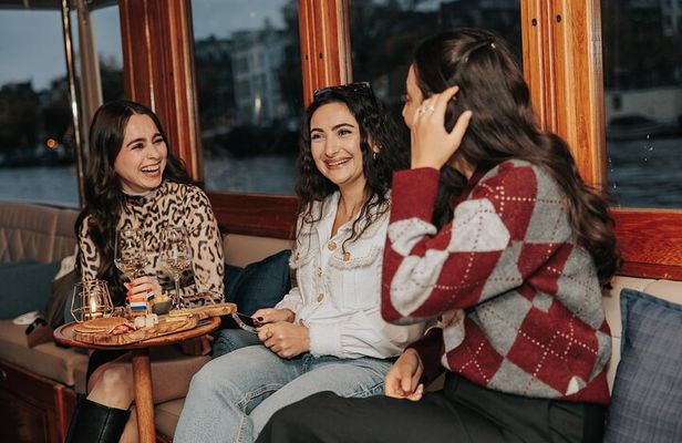 Amsterdam: 2-Hour Canal Cruise incl. Drinks & Dutch Snacks