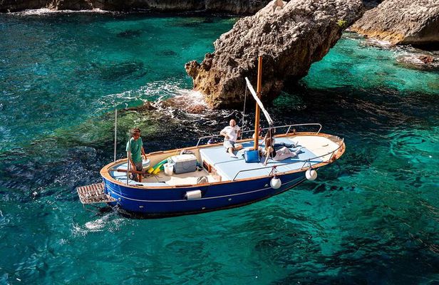 Capri magical boat tour for an unforgettable 3 hour experience.