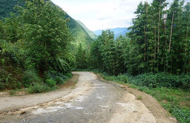 Sapa 2D1N Trekking Tour Muong Hoa Valley H’mong and Giay Villages