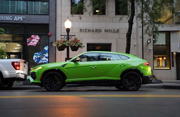 Downtown Chicago City Tour In a Lamborghini[60 Minute Experience]