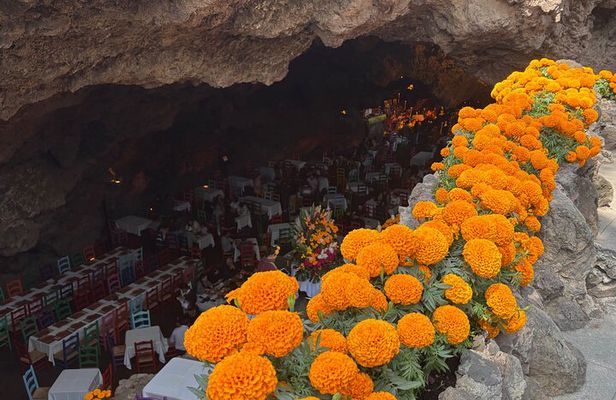 Pyramids of Teotihuacan VIP Tour + Iconic Restaurant La Gruta