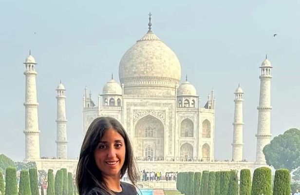 Private Taj Mahal Sunrise Tour from Delhi with 5-Star Hotel Meal