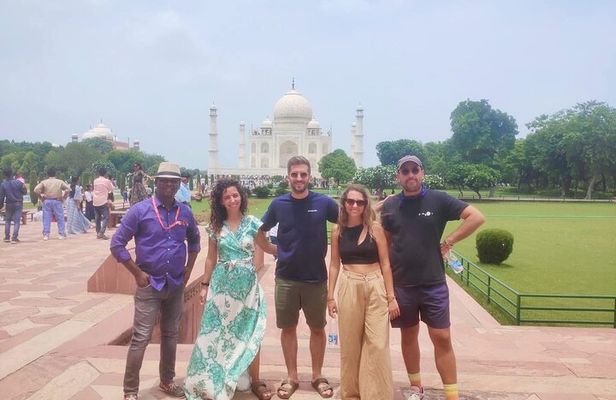 From Delhi: Taj Mahal Sunrise tour with Breakfast