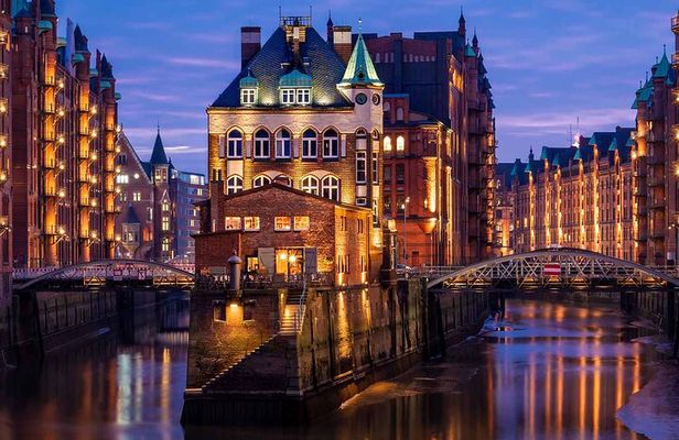 Hamburg: Speicherstadt, Elbphilharmonie Plaza & Boat Cruise
