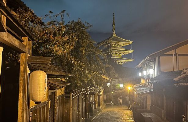 Kyoto Gion Calm Night Walking Tour with a Local Guide