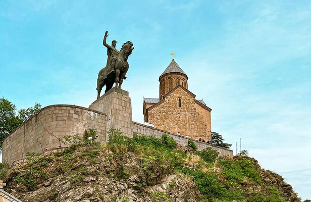 5-Day Best of Georgia Private Tour with Hotels, Meals & Guide