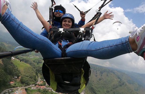 Paragliding Flight Excursion over Medellin