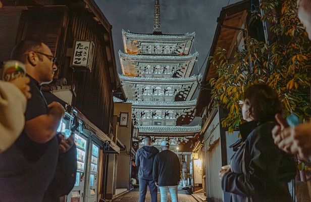 Kyoto Gion Night Tour: Nighttime Walking with Sake