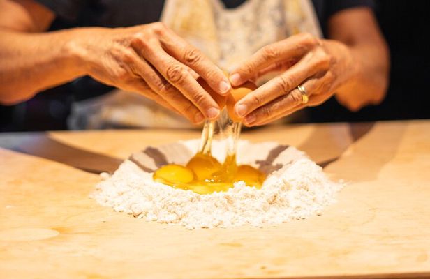 Venice: Intimate Pasta Cooking Class and live Guitar Concert