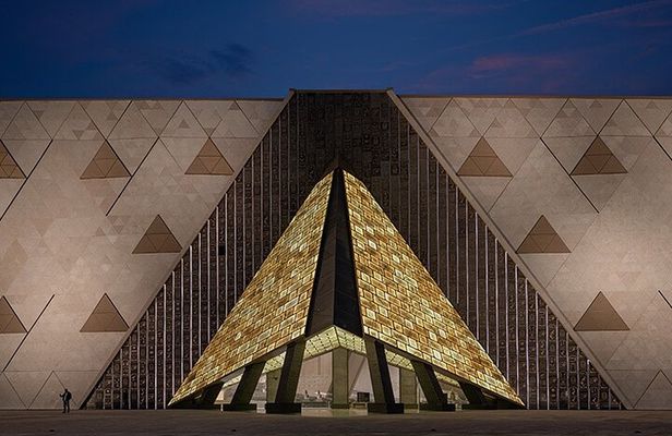 Giza Pyramids, Sphinx & GEM VIP Tour with Rooftop Lunch