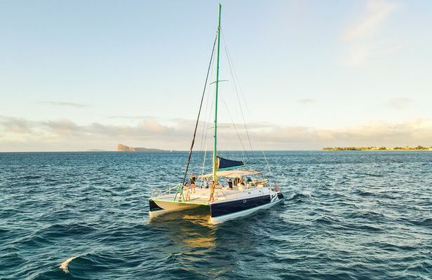 Mauritius Sunset Catamaran Cruise – Open Bar & Snacks 