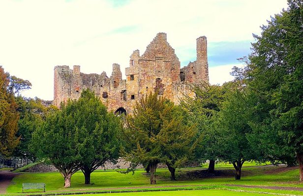 Castles, Coastline and Whisky Tasting Tour with Admission