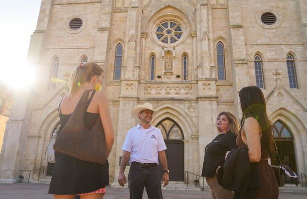 San Antonio Small Group Walking Tour with Riverwalk Boat Cruise
