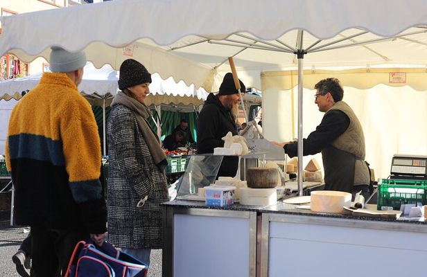 Private Farmers Market Tour and Home Cooking Class in Cologne