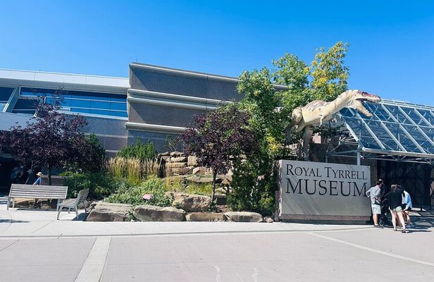 Drumheller Tour with Museum Tickets, Dinosaurs and Historic Sites