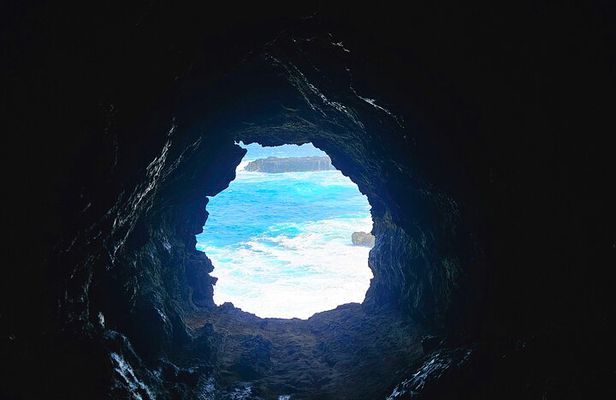 Epic and Mysterious Adventure Se Indiana Jones but in Rapa Nui