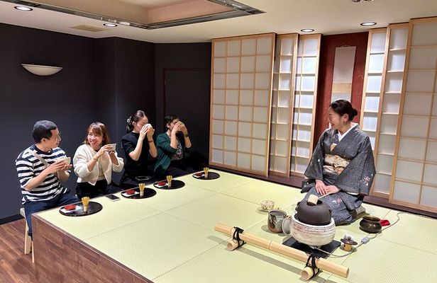 Kyoto Nishiki Market Walk Tour with Tea Ceremony Experience
