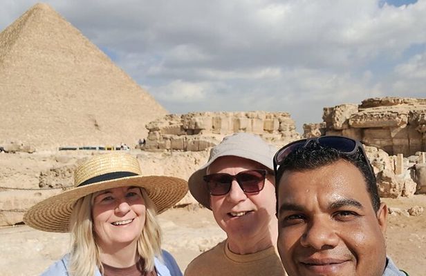 VIP Giza Pyramids & Sphinx Tour