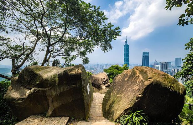Top Taipei Highlights: Private Charter Tour with Local Guide