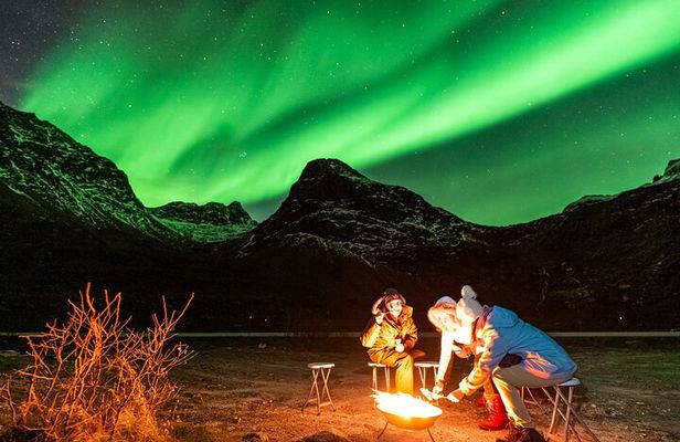 Tromsø Daily 8 Guests Pro Aurora Tour with pickup Suits and photo