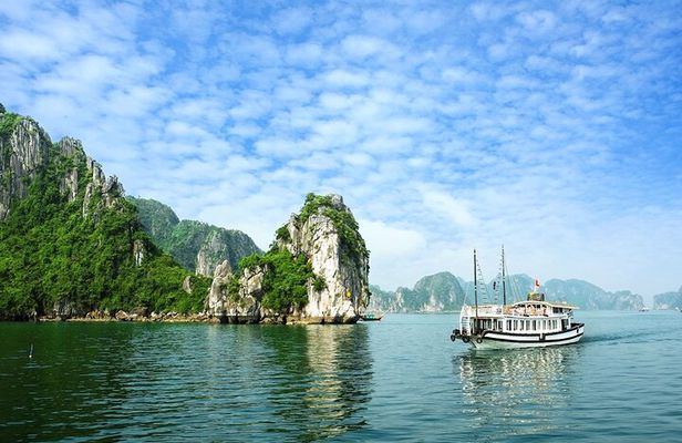 Halong Bay Shore Excursion: Boat Trip to the World Heritage Site